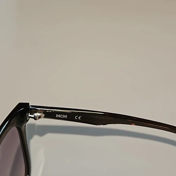 NWT MCM725S 52-20-140 grey sunglasses with hard case and cleaning cloth - Picture 6 of 15